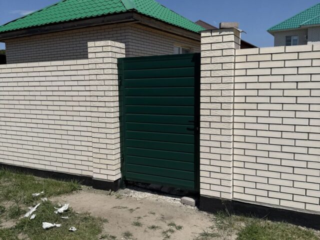Распашные ворота зелёная калитка рядом с воротами — работа ВоротаПро.рф в Тамбове