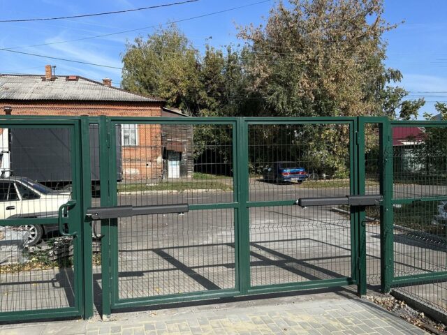 Распашные ворота из зелёной сетки — работа ВоротаПро.рф в Тамбове