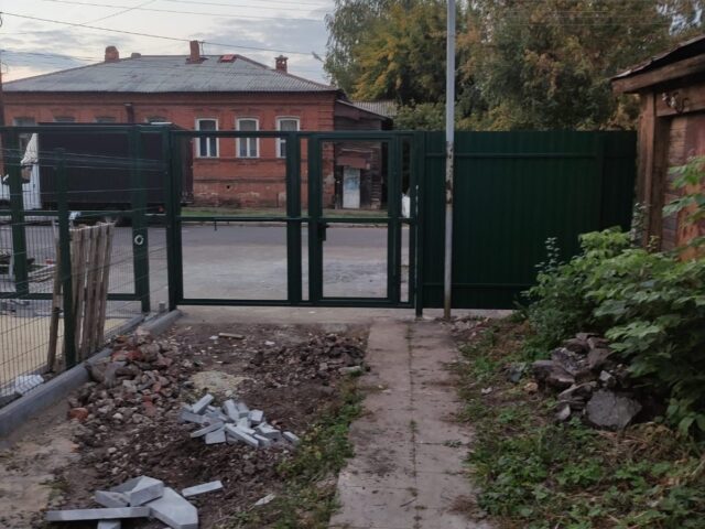 Распашные ворота из зелёной сетки — работа ВоротаПро.рф в Тамбове