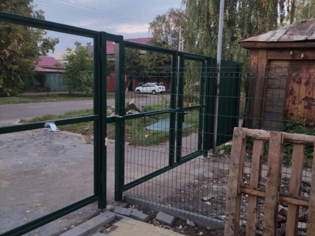 Распашные ворота из сетки на участке — работа ВоротаПро.рф в Тамбове